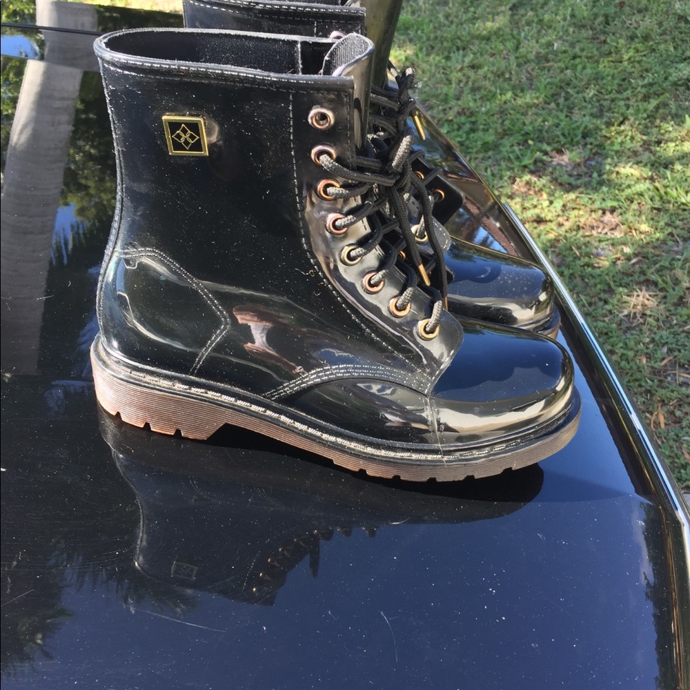 Rare Waterproof DAV Patent Black Finley Boots in 9